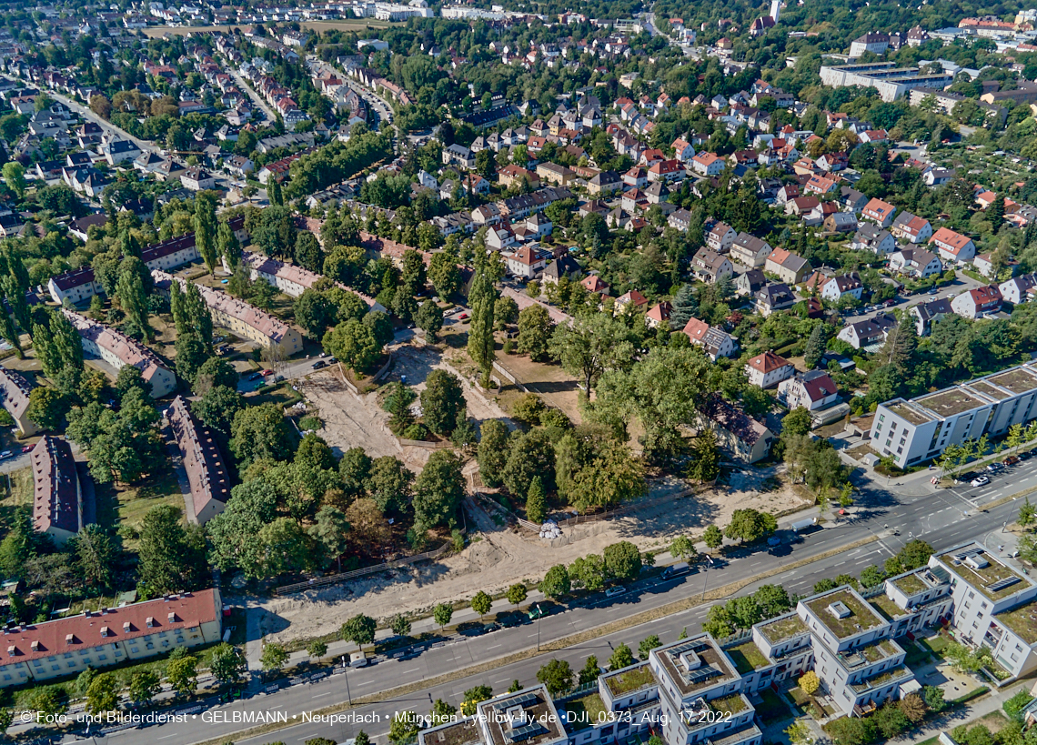 17.08.2022 - Luftbilder von der Baustelle Maikäfersiedlung in Berg am Laim